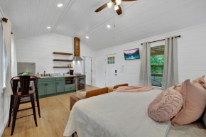 Cates Cottage in the Hill Country 8 Mins to Fred!